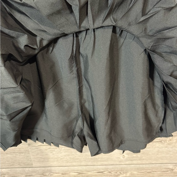 Black pleated mini skirt with an elastic waist and lined with shorts Size Medium - Picture 10 of 12